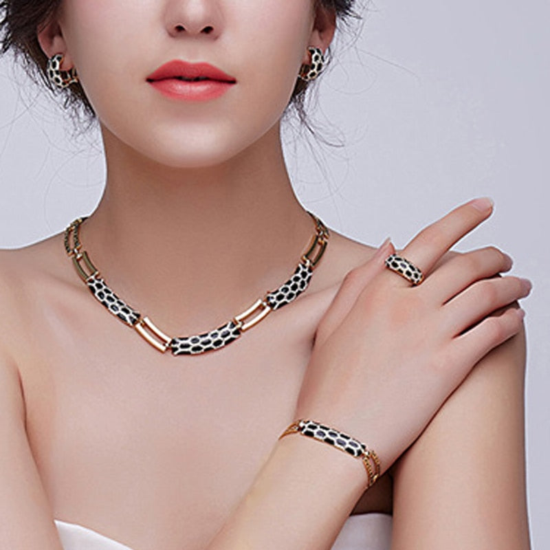 Nuevo juego de pendientes y collar con diamantes estilo coreano