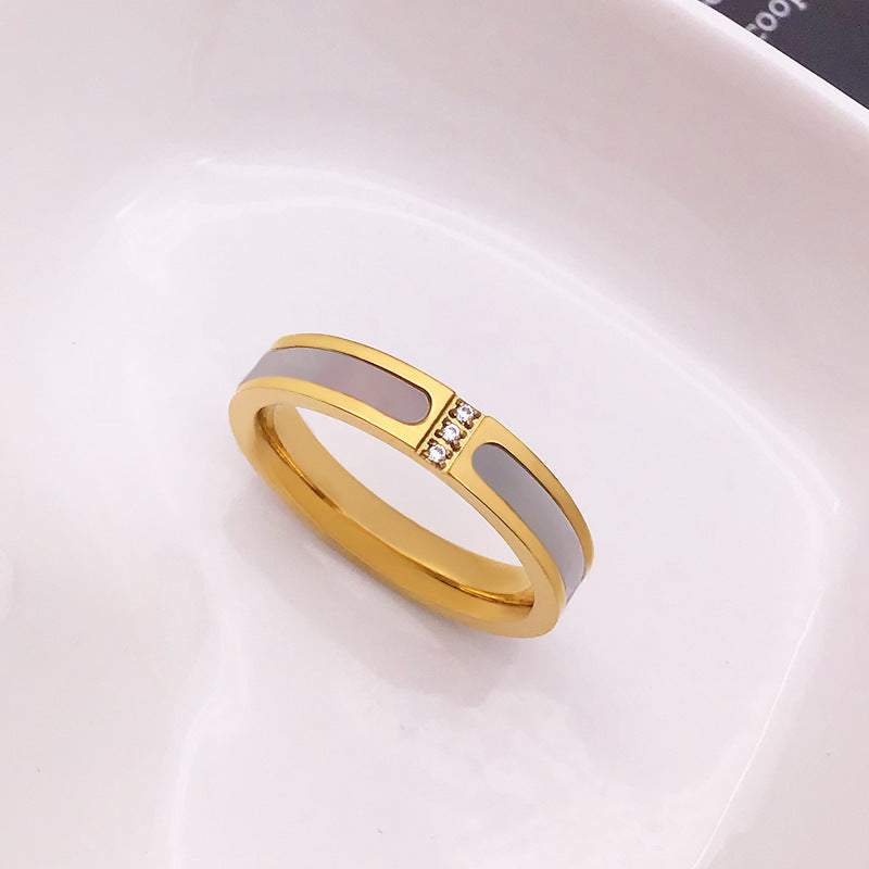 Anillo de moda con tres incrustaciones de concha y diamantes