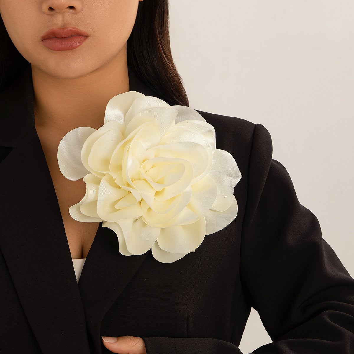Broche de flor grande exagerado de tela
