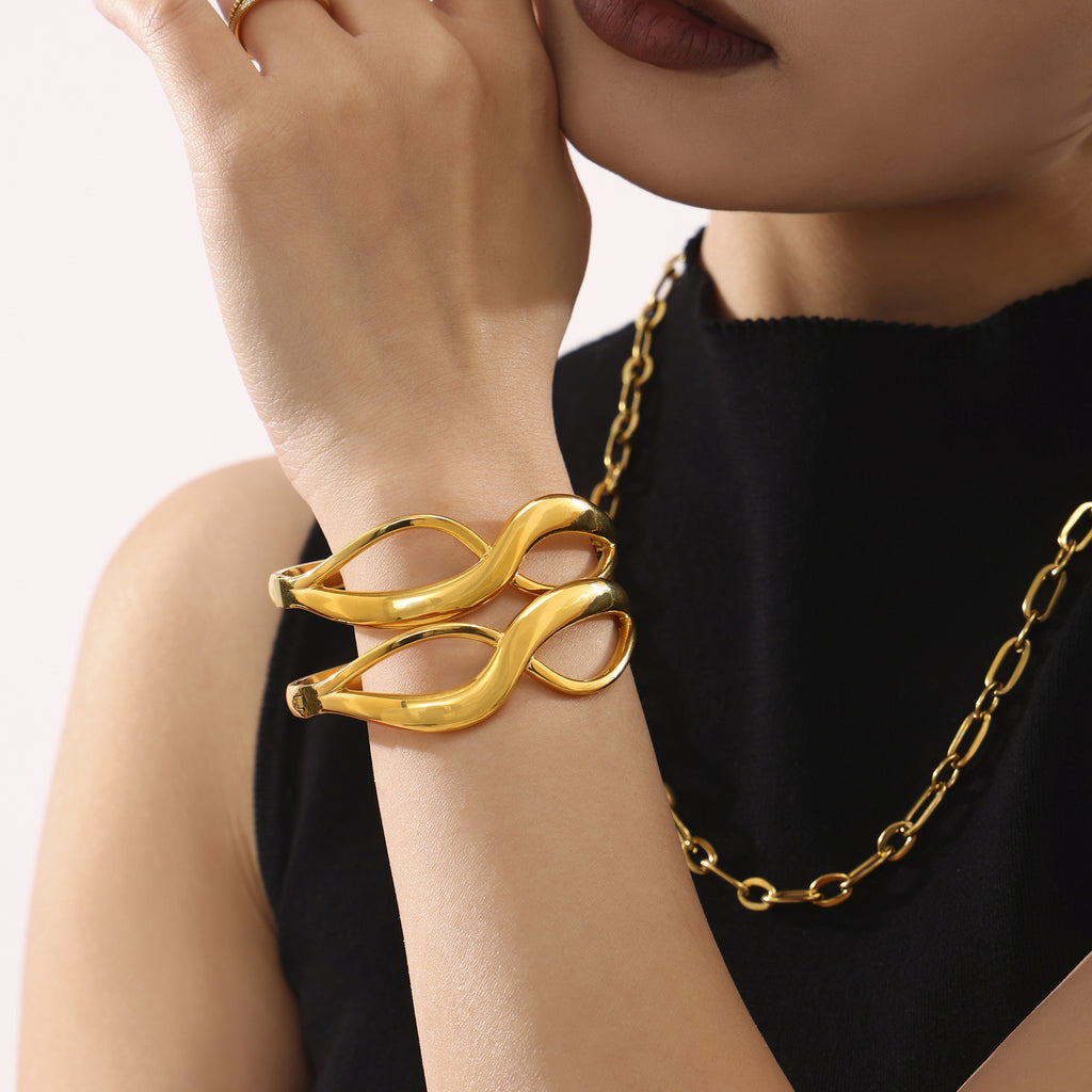 8-character Curve Design High Polished Buckle Bracelet