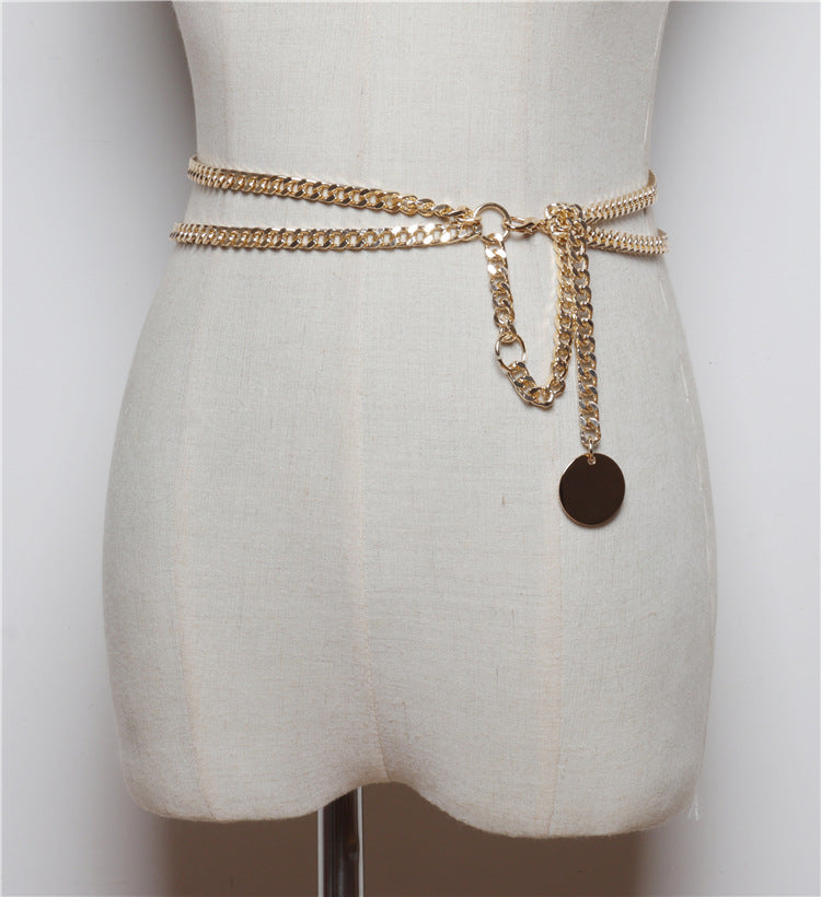 Vestidos de mujer decorados con cinturones finos y cadenas