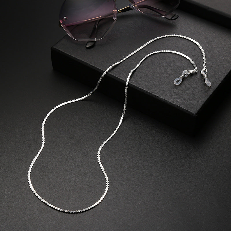 Einfache monochrome Brillenketten im Retro-Stil