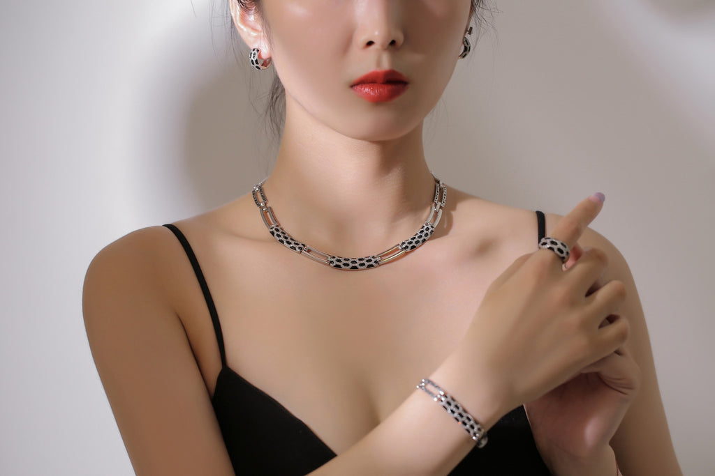 Nuevo juego de pendientes y collar con diamantes estilo coreano