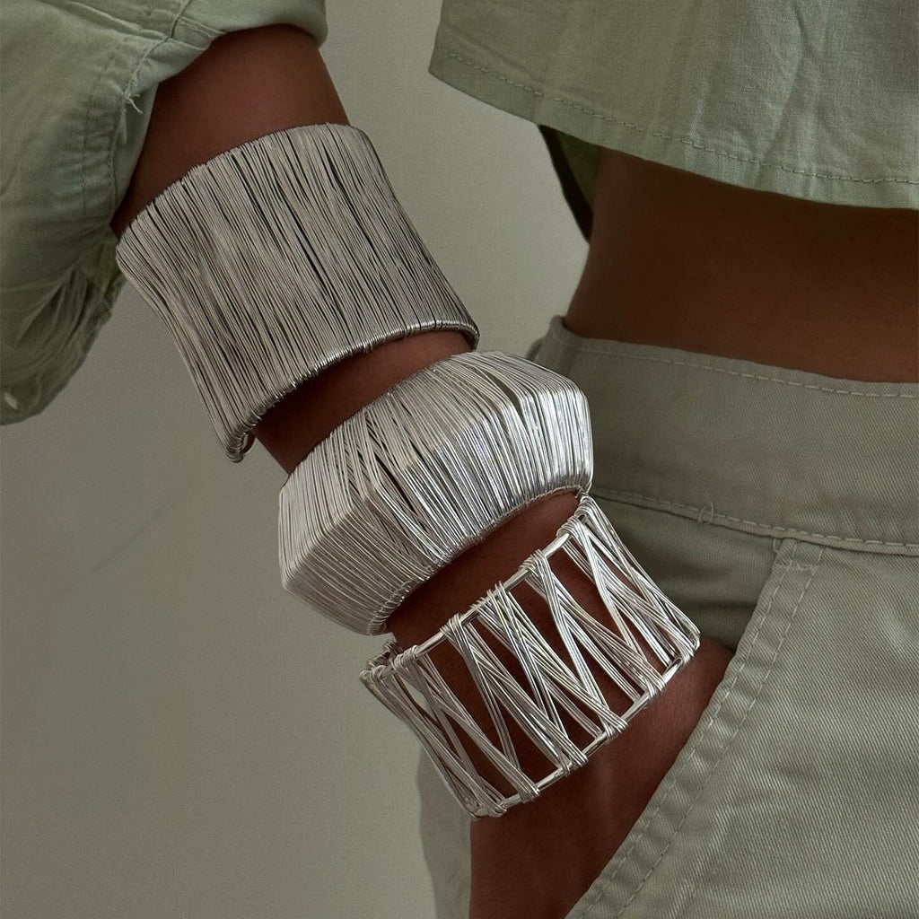 Pulsera en C de aleación cepillada y diseño exagerado