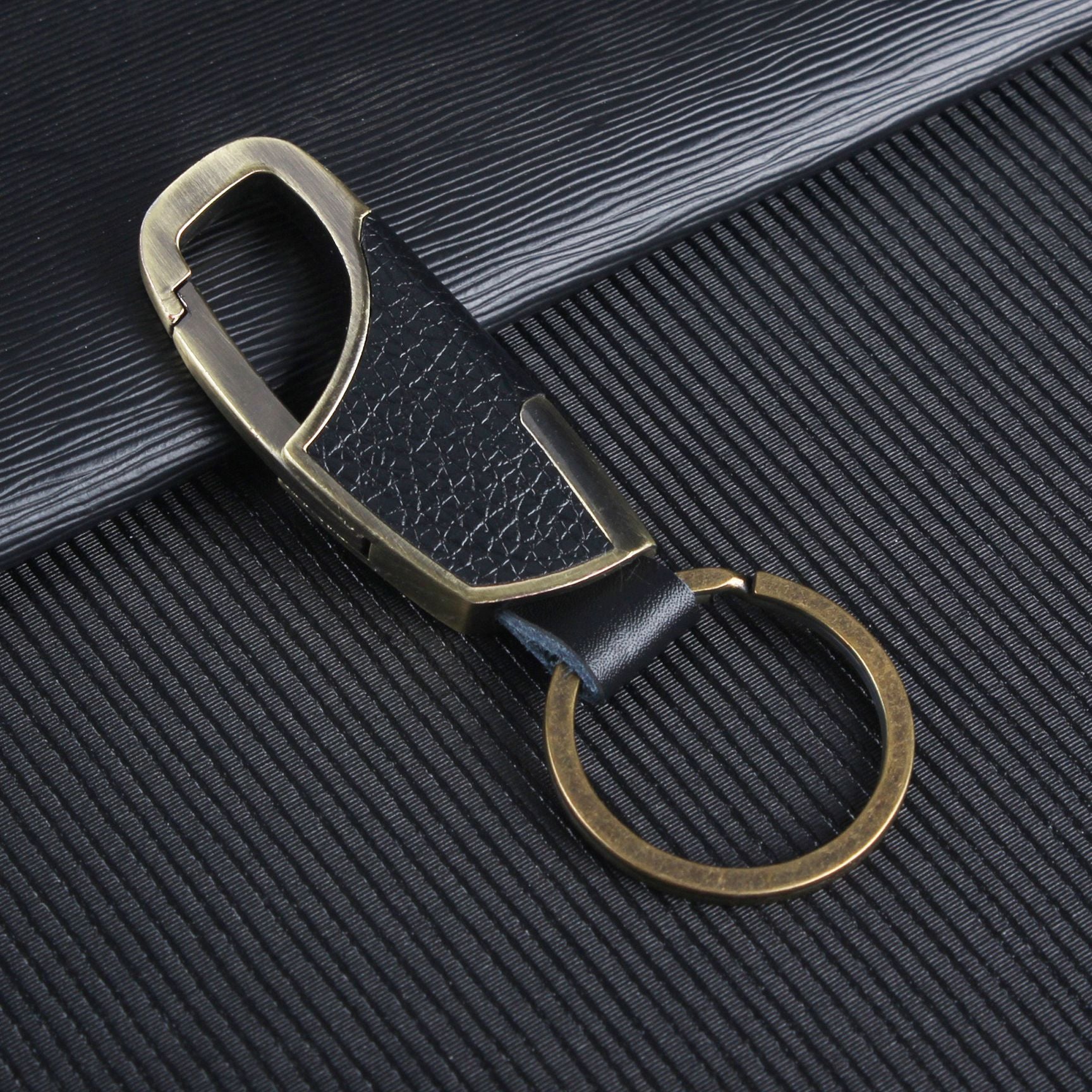 Llavero de metal y cuero para hombre, adorno creativo para coche
