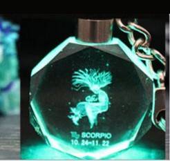 Llavero con colgante de cristal intermitente