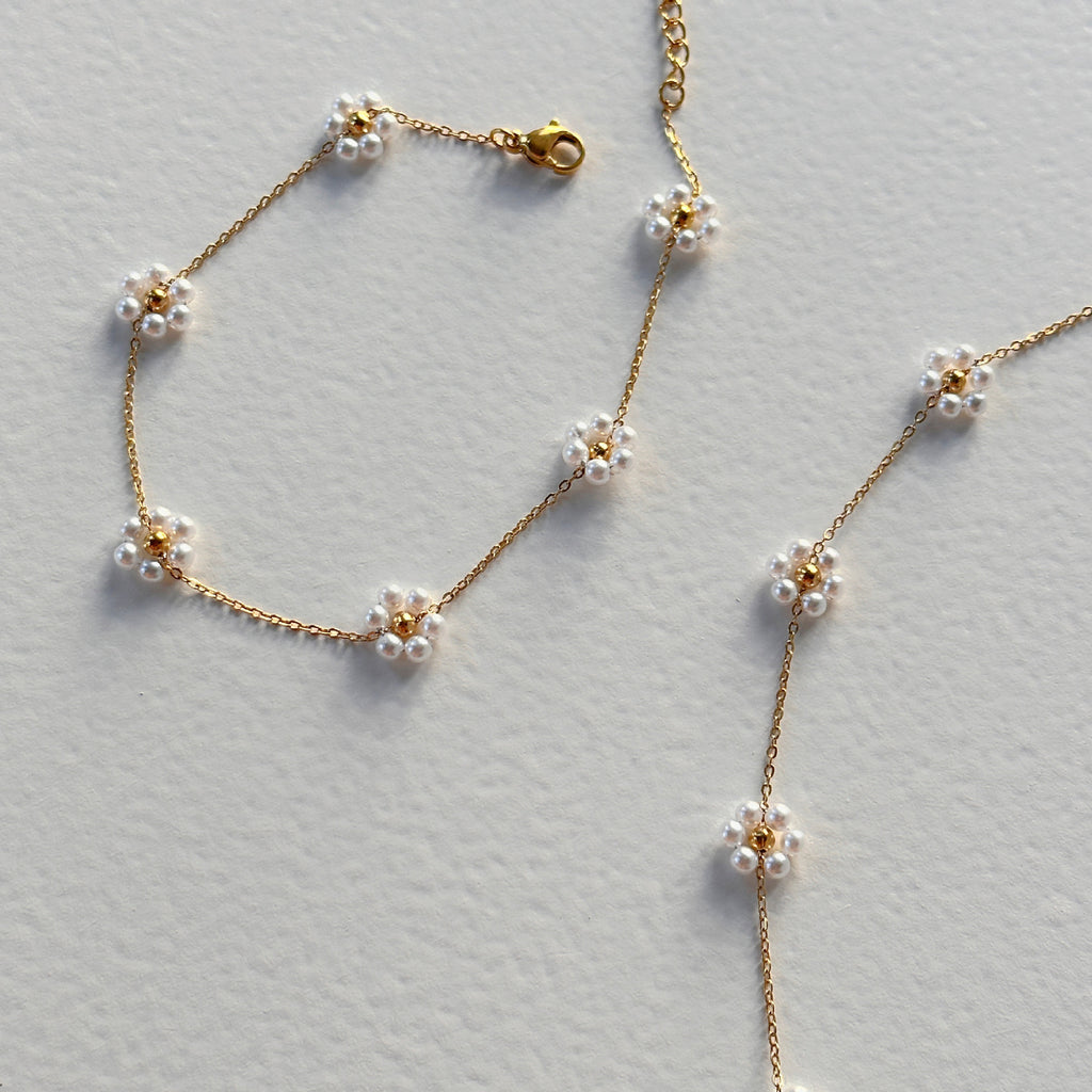 Perlenkette mit kleinen Blumen aus Titanstahl