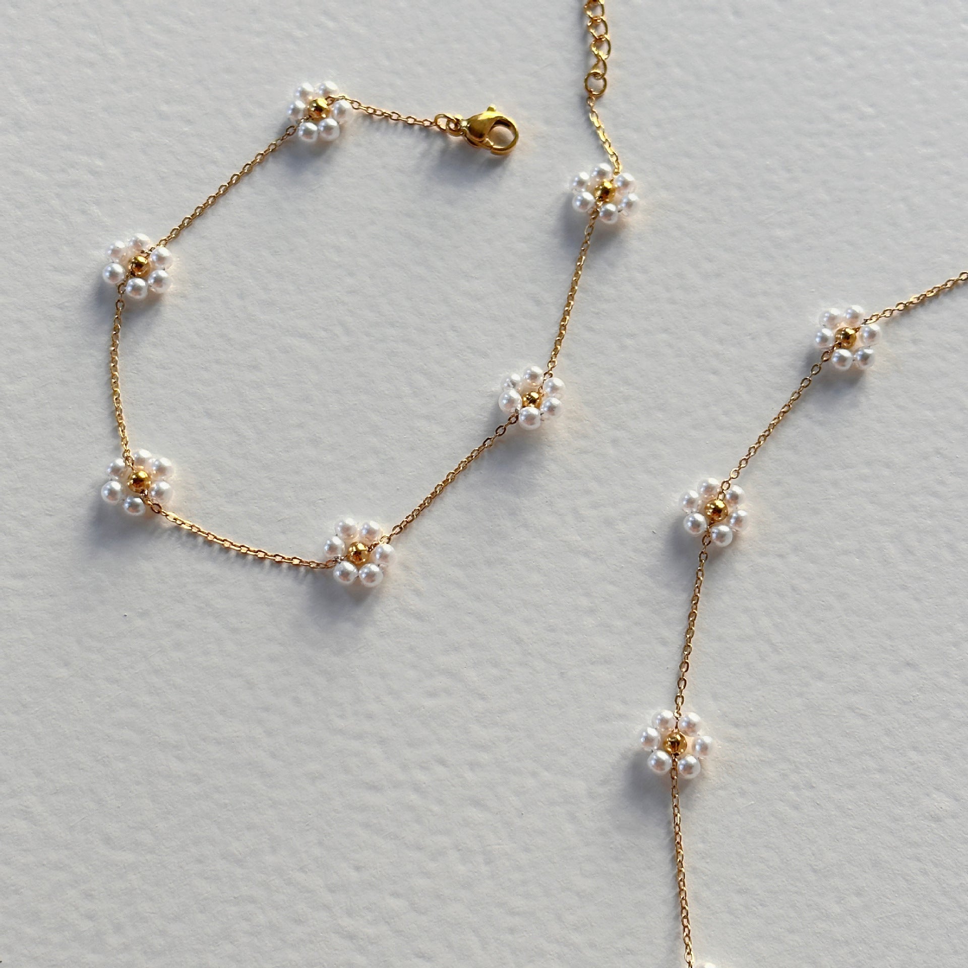 Perlenkette mit kleinen Blumen aus Titanstahl