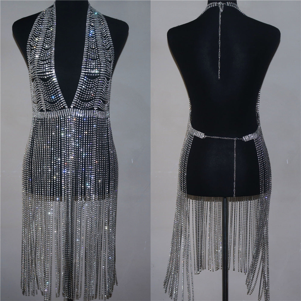 Vestido con flecos de moda exagerados y cadena