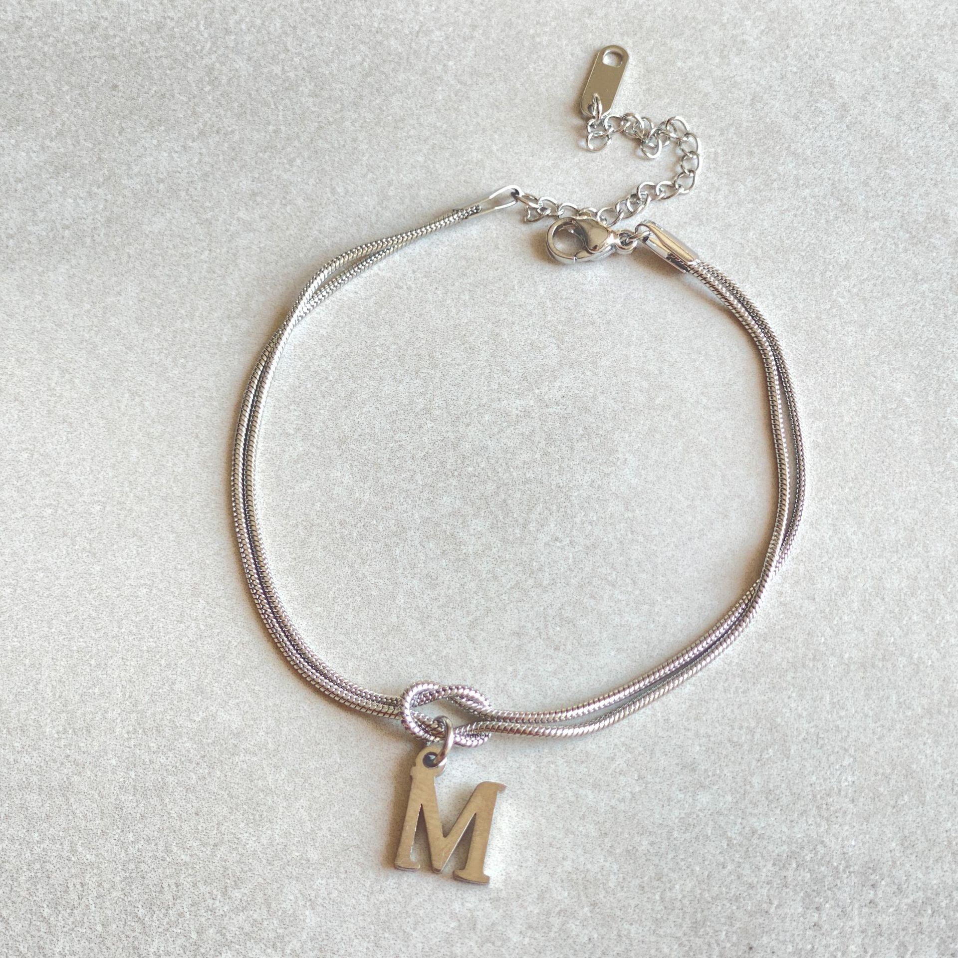 Nuevas pulseras con nudo de amor de la A a la Z para mujer, pulseras con dije de cadena de serpiente delicada de color dorado para parejas, joyería de acero inoxidable, regalo para el Día de San Valentín