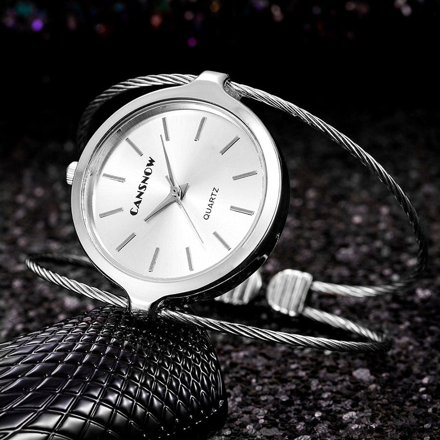 Reloj de pulsera de alambre de acero para mujer con diseño sencillo de cielo estrellado