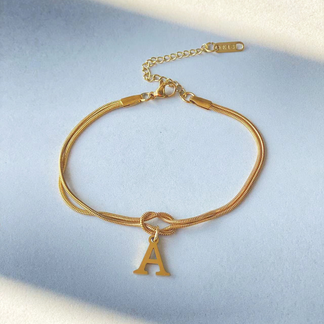 Nuevas pulseras con nudo de amor de la A a la Z para mujer, pulseras con dije de cadena de serpiente delicada de color dorado para parejas, joyería de acero inoxidable, regalo para el Día de San Valentín