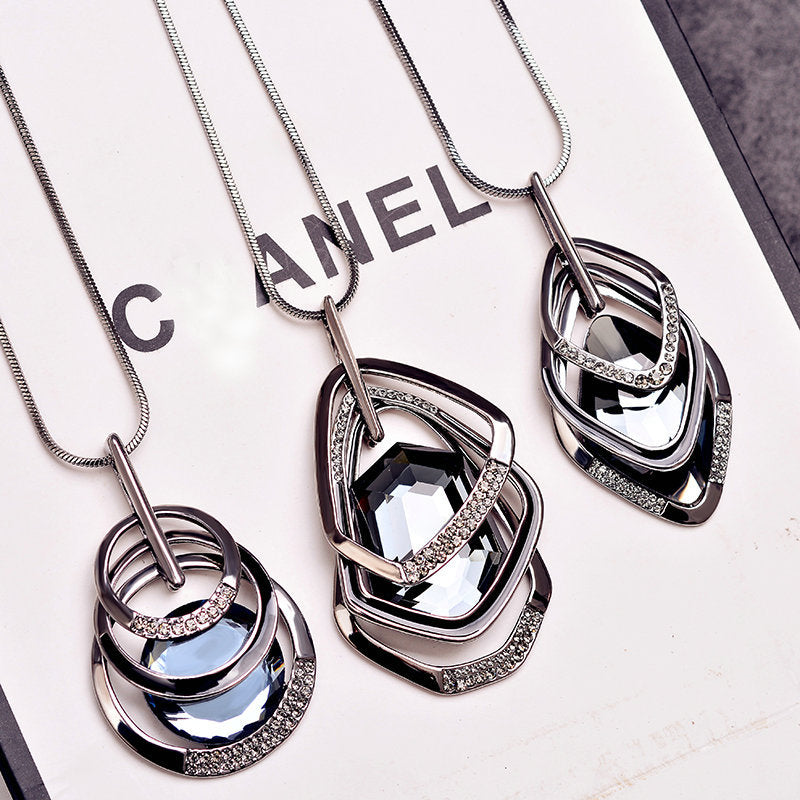 Geometrische futuristische Legierung Diamant Pulloverkette Halskette und Anhänger All-Match Temperament Kleidung Accessoires
