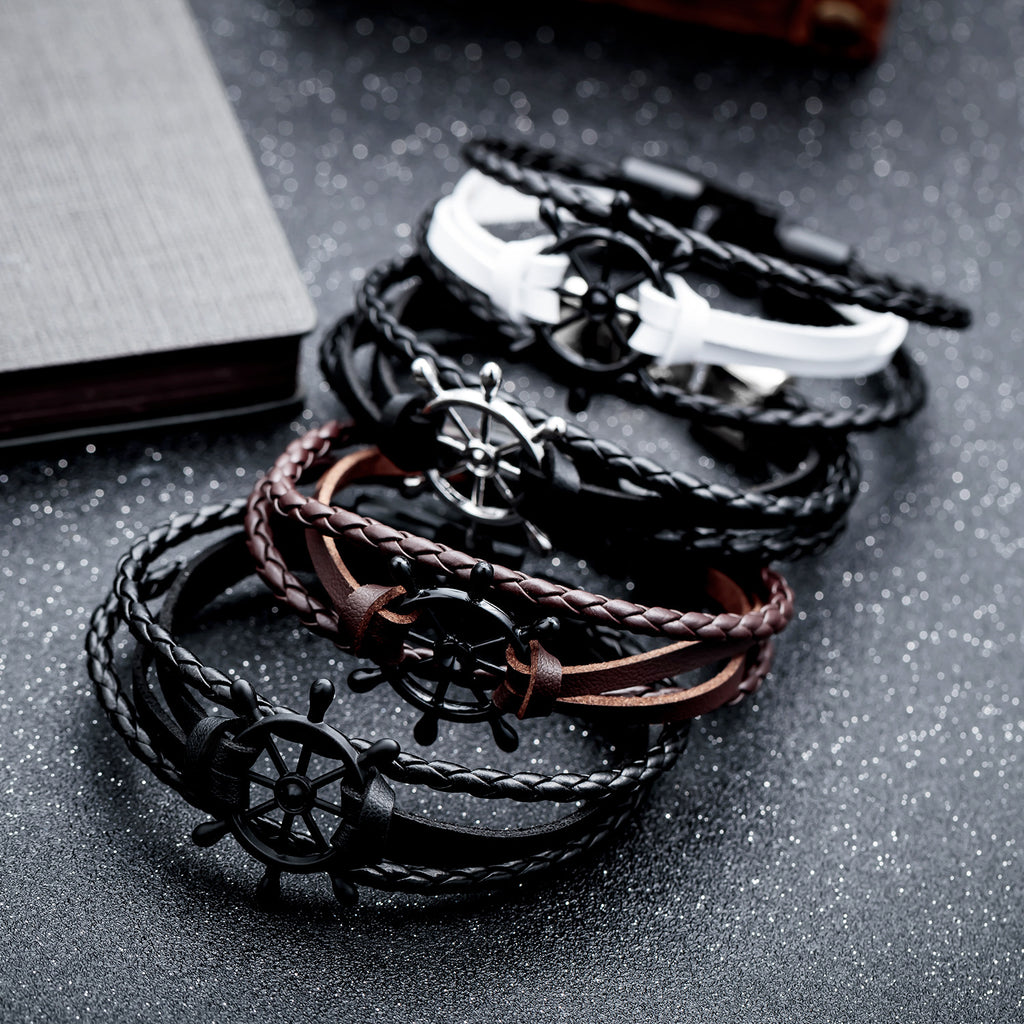 Pulseras de cuero y aleación con dijes