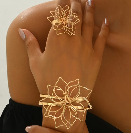Lxalry Fashion Damen Schmuckset, Eleganter Geometrischer Gitterblumenring, Doppellagiges Glattes Offenes Verstellbares Armband Mit Eingelegtem Gitterlinien-Blumenarmband, Geeignet Für Alltag, Hochzeitsfeier