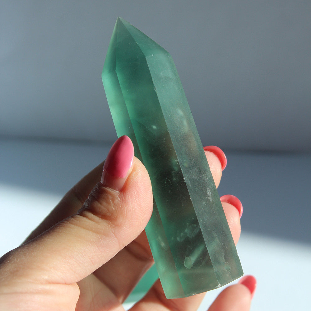 Naturkristallsäulenstein Quarz aus verschiedenen Materialien Zauberstab heilt Energiesteinpunkt Wasserbecher Flasche Ornament Ersatz