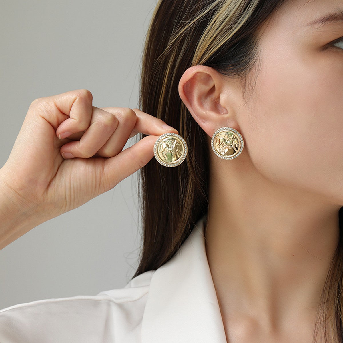 Juego de collar y pendientes con relieve de figura de Pegaso en moneda antigua