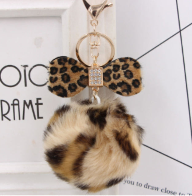 Llavero Colgante para Mochila con Bola de Pelo y Lazo de Leopardo