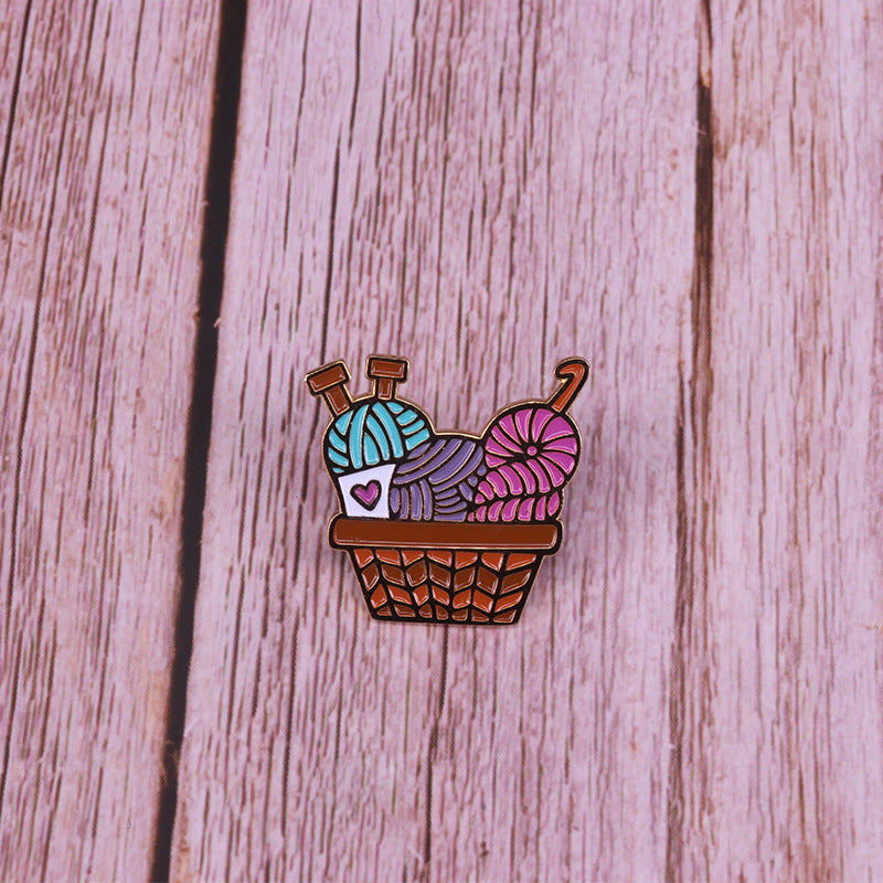 Broche cesta de lana