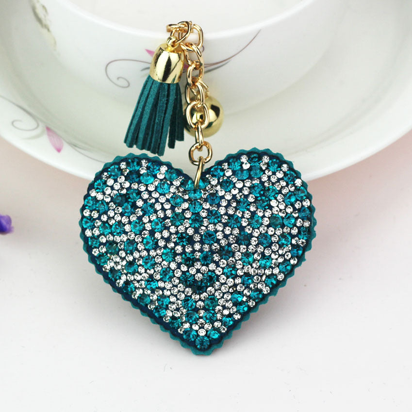 Llavero de franela con forma de corazón de durazno y diamantes de colores
