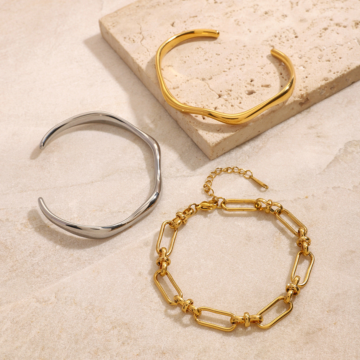 Pulsera clásica lisa de oro de 18 quilates