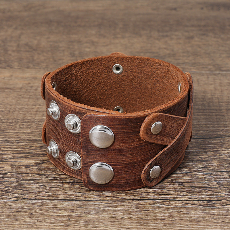 Einfaches Retro- und altes, mehrschichtiges Lederarmband