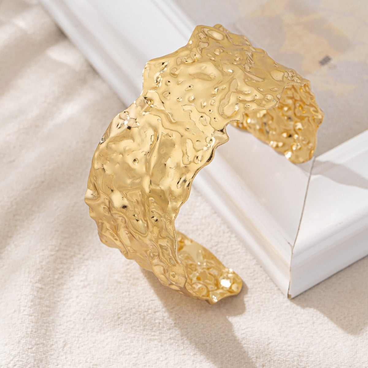 WT-B667 Pulsera Abierta de Latón Bañado en Oro de 18K con Líneas Irregulares Únicas