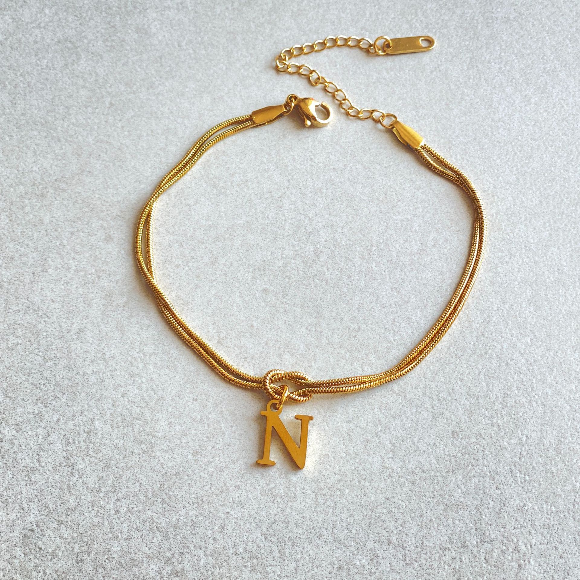 Nuevas pulseras con nudo de amor de la A a la Z para mujer, pulseras con dije de cadena de serpiente delicada de color dorado para parejas, joyería de acero inoxidable, regalo para el Día de San Valentín