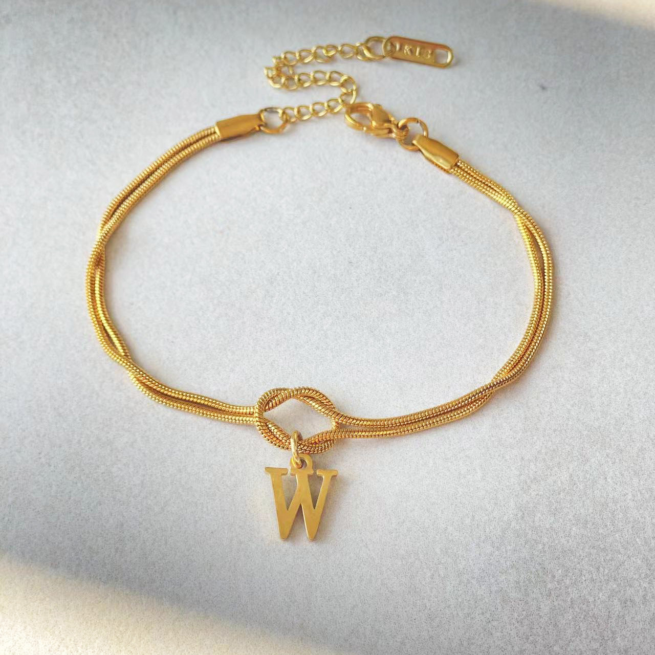 Nuevas pulseras con nudo de amor de la A a la Z para mujer, pulseras con dije de cadena de serpiente delicada de color dorado para parejas, joyería de acero inoxidable, regalo para el Día de San Valentín