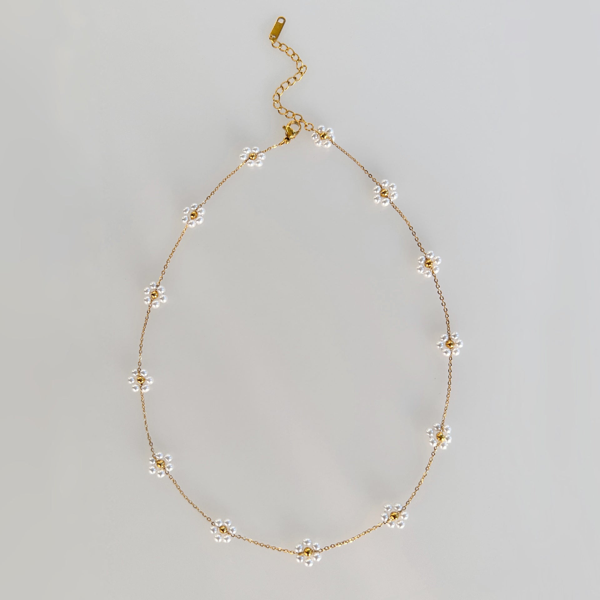 Perlenkette mit kleinen Blumen aus Titanstahl