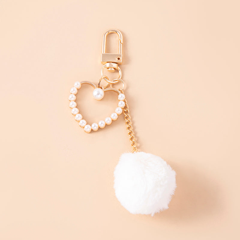 Lindo Llavero de Peluche Blanco con Pompón, Perlas y Dijes de Corazón