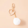 Lindo Llavero de Peluche Blanco con Pompón, Perlas y Dijes de Corazón