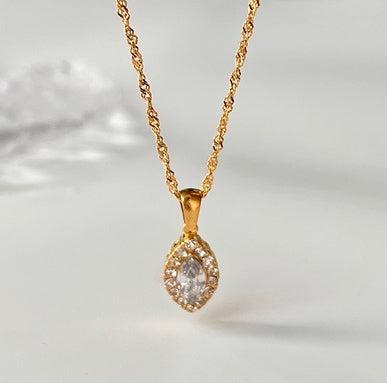 Collar de acero titanio con circonita ojo de caballo en forma de aceituna y perforación completa