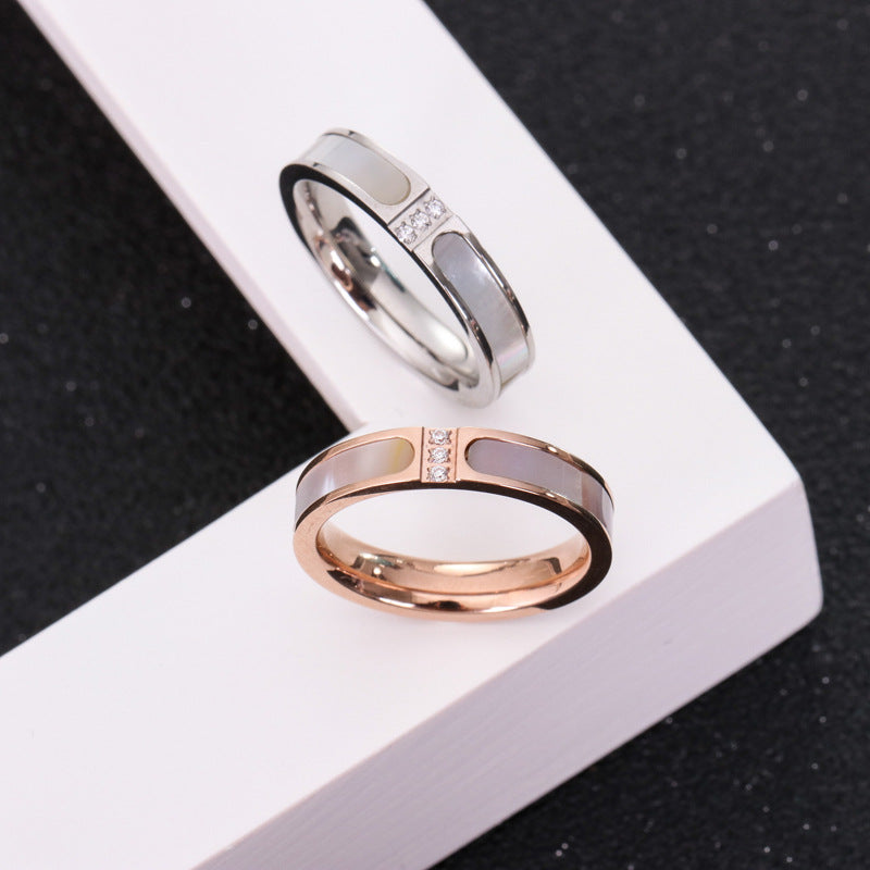 Anillo de moda con tres incrustaciones de concha y diamantes