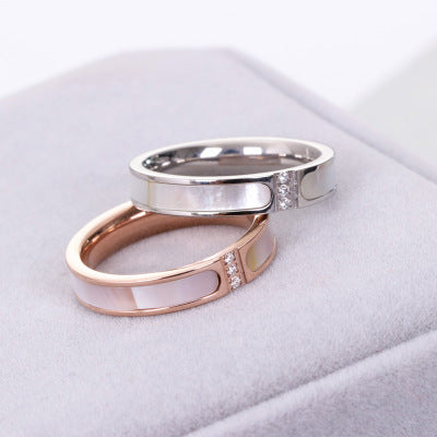 Anillo de moda con tres incrustaciones de concha y diamantes