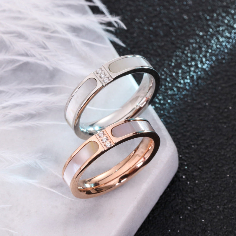 Anillo de moda con tres incrustaciones de concha y diamantes