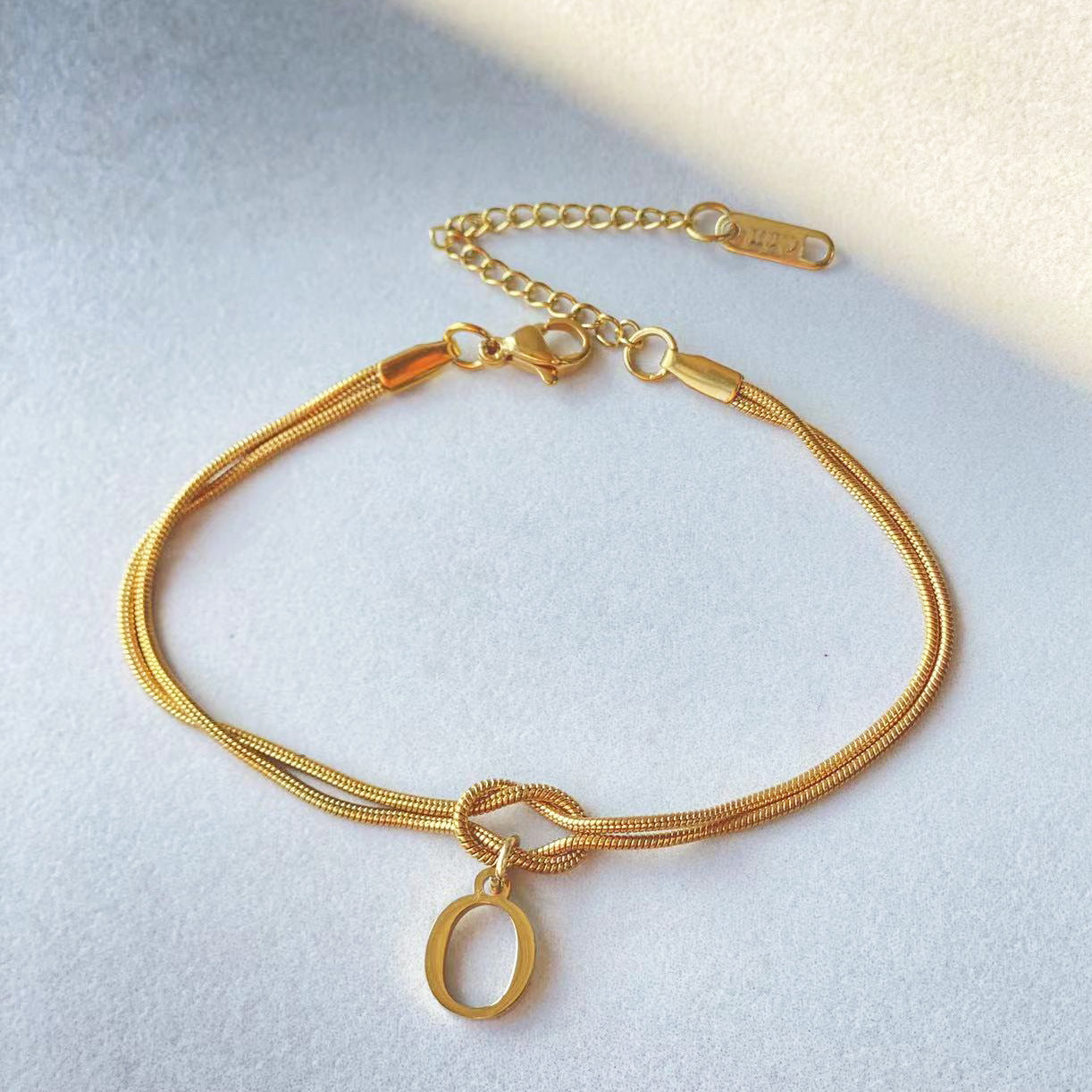 Nuevas pulseras con nudo de amor de la A a la Z para mujer, pulseras con dije de cadena de serpiente delicada de color dorado para parejas, joyería de acero inoxidable, regalo para el Día de San Valentín