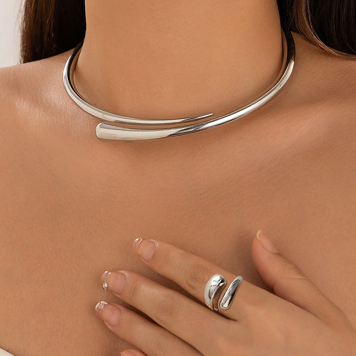 Geometrischer glänzender Metall-Armreif mit Federöffnung, einfache Halskette, Choker