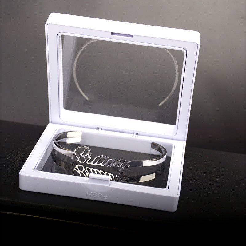 Brazalete de apertura hueca de acero de titanio con letras