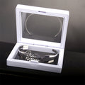 Brazalete de apertura hueca de acero de titanio con letras