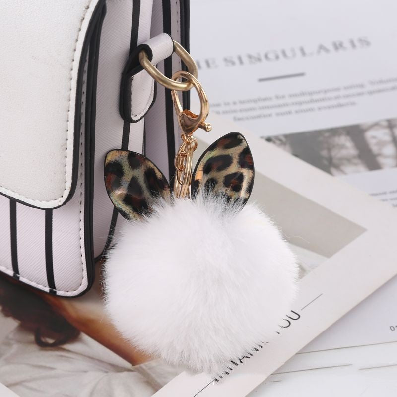 Llavero de bola de pelo con estampado de leopardo y orejas pequeñas