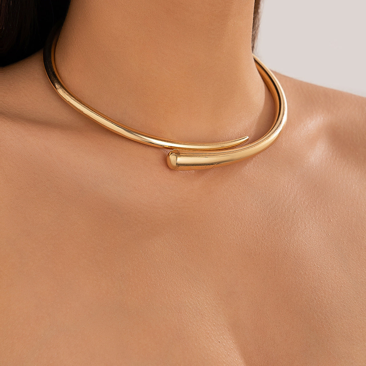 Geometrischer glänzender Metall-Armreif mit Federöffnung, einfache Halskette, Choker