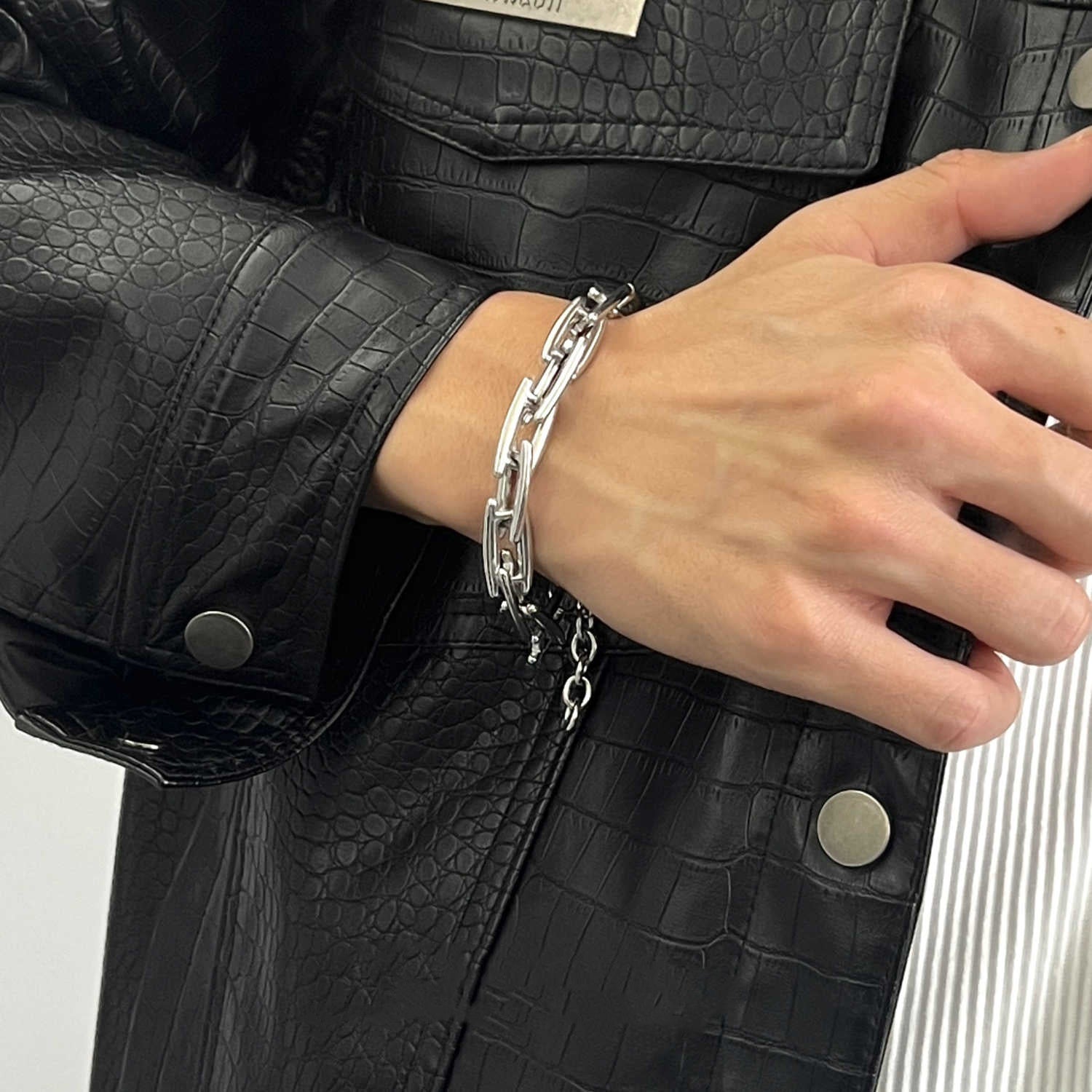 Pulsera para hombre de acero de titanio de diseño avanzado que no se decolora