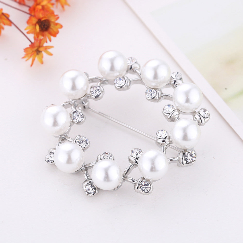 Broche de ropa de moda y elegante frasco de perfume