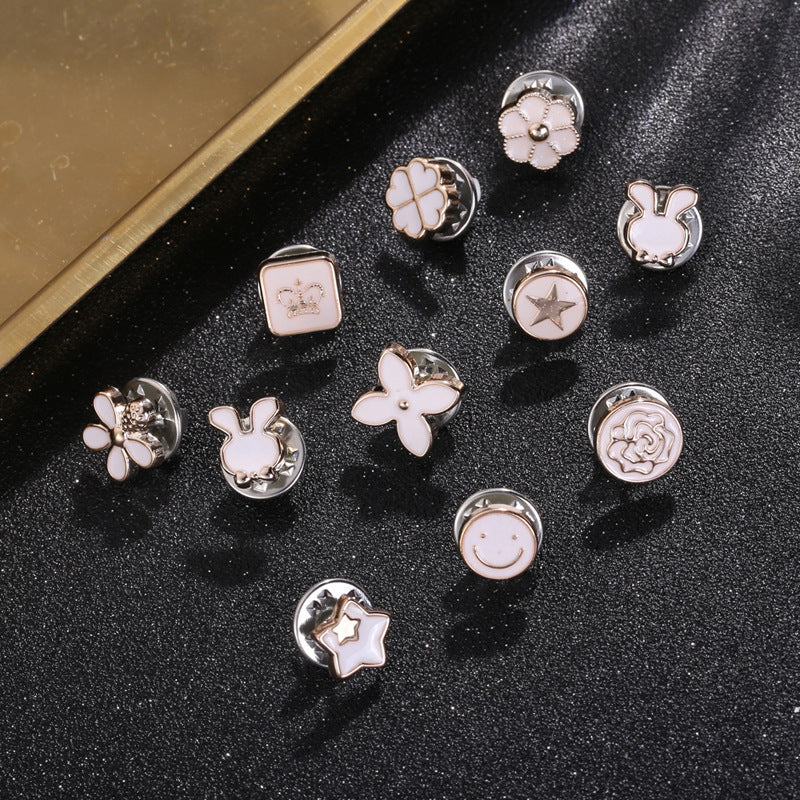 Nuevo estilo clásico trébol de cuatro hojas hebilla anti-exposición no deseada broche de aceite de dibujos animados blanco accesorios de botón gemelos