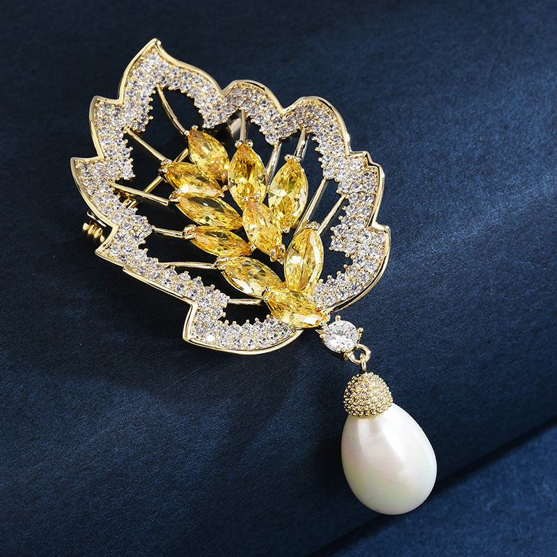 Broche de perlas con hoja de circonita, elegante ramillete