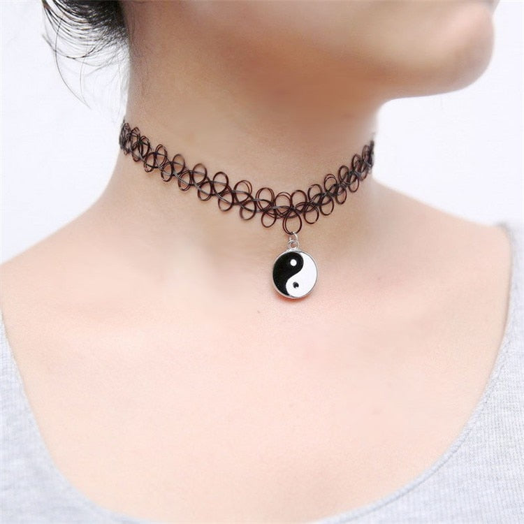 Schwarze Plastik-Halskette für Damen, elastische Tattoo-Halsketten, Gothic Punk Yin Yang Anhänger, 90er-Jahre-Choker