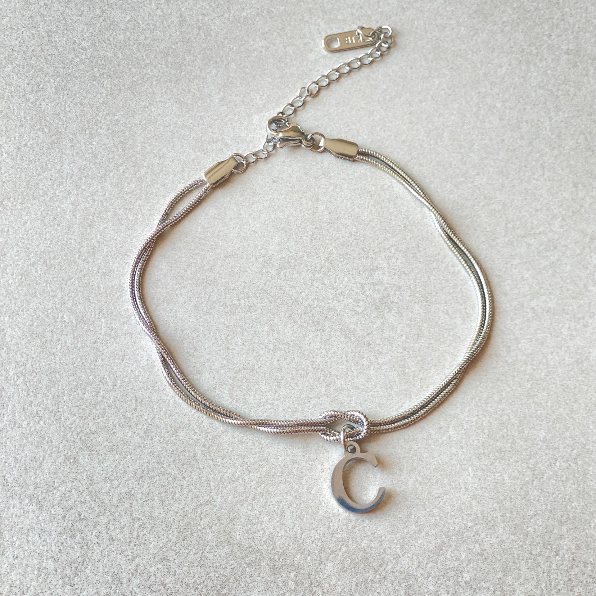 Nuevas pulseras con nudo de amor de la A a la Z para mujer, pulseras con dije de cadena de serpiente delicada de color dorado para parejas, joyería de acero inoxidable, regalo para el Día de San Valentín