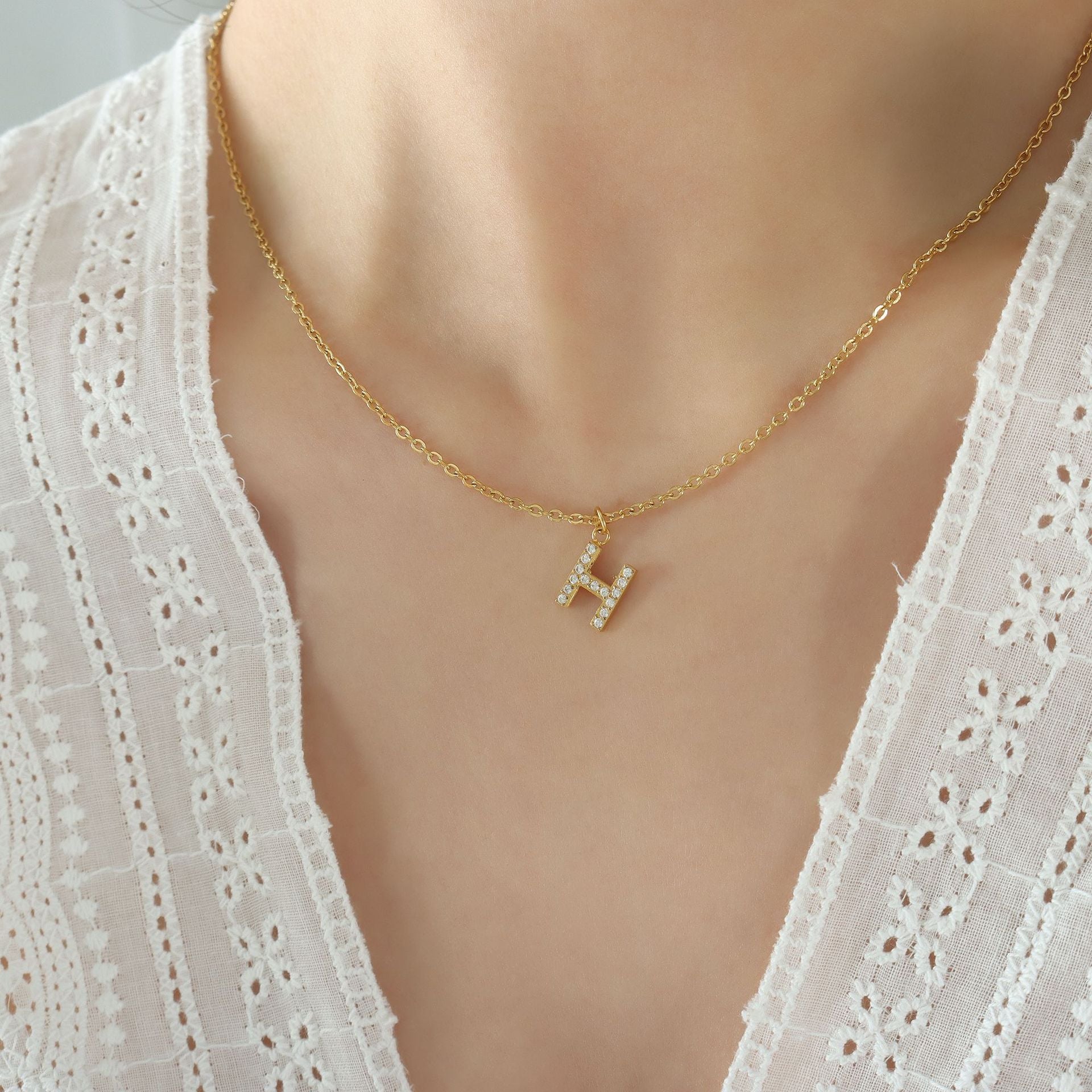 Kleiner duftender Stil Modetrend Niedliches Temperament 26 persönliche Buchstaben Zirkonia Halskette Titanschmuck