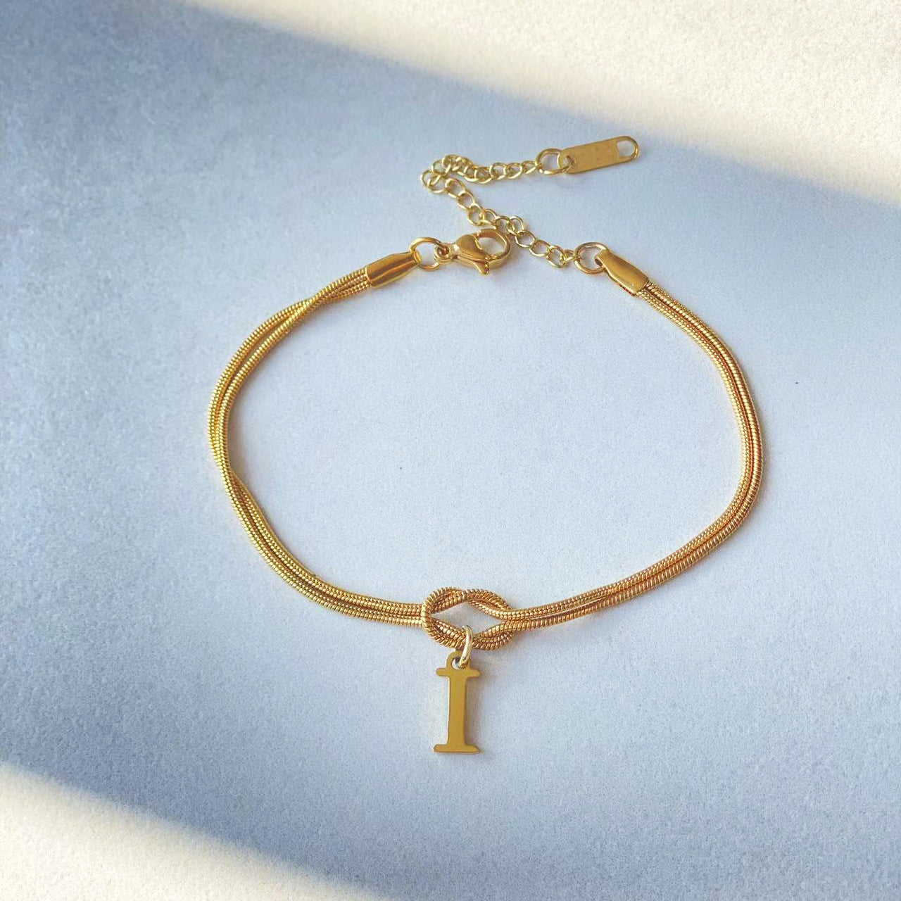 Nuevas pulseras con nudo de amor de la A a la Z para mujer, pulseras con dije de cadena de serpiente delicada de color dorado para parejas, joyería de acero inoxidable, regalo para el Día de San Valentín